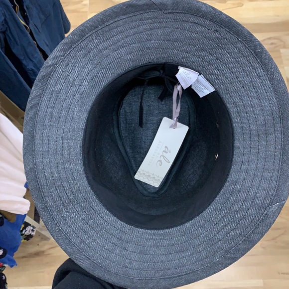 Women’s Hat - Picture 3 of 3